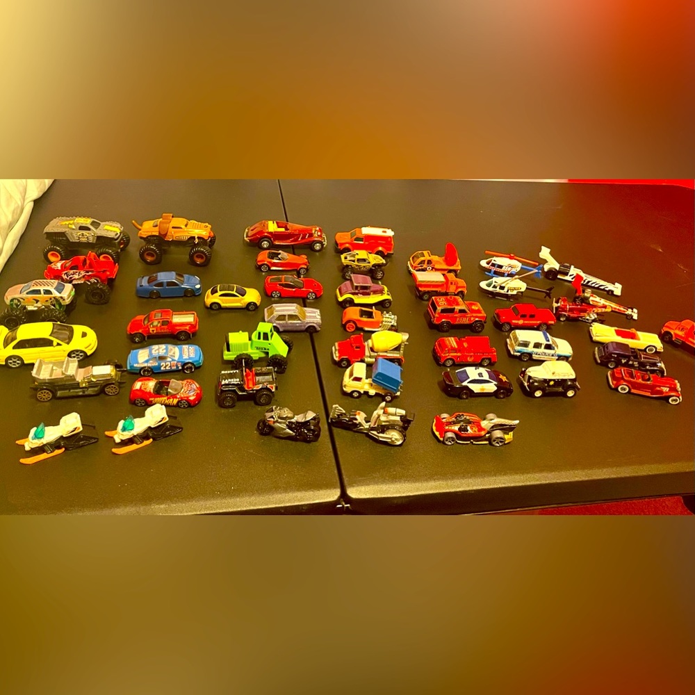 Huge 45 die cast maisto, hot wheels, matchbox, Mattel, and other vehicles lot.